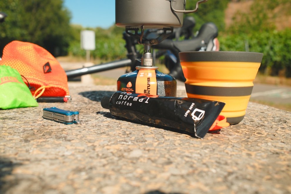 Préparation de café No Normal Coffee en bikepacking avec un réchaud Jetboil et une tasse pliante