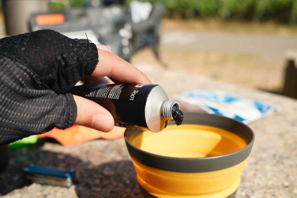 Test No Normal Coffee : Le café pour l’aventure et le bikepacking ? 7 Texture du café en pâte No Normal Coffee pressé dans une tasse pliable pendant un voyage à vélo