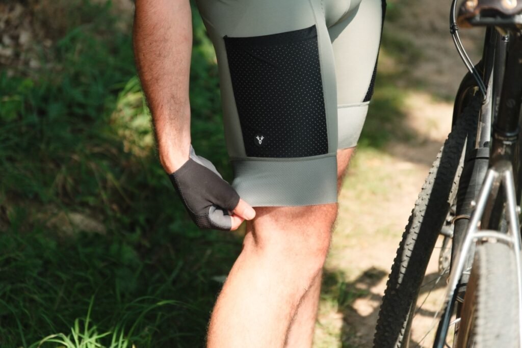 Test du cuissard Lebram Gravel : un cuissard cargo pensé pour le bikepacking 9 Détail du cuissard Lebram Gravel montrant le confort et le maintien sur la cuisse
