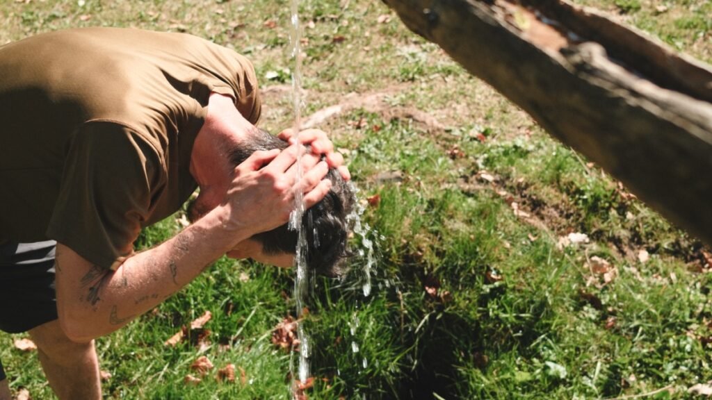 Comment récupérer après une journée de bikepacking 12 douche nature bikepacking