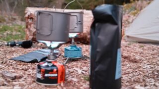 Que manger en bikepacking ? Conseils et matériel pour bien s’alimenter à vélo 3 Préparation d’un repas chaud au réchaud pendant un bivouac en bikepacking