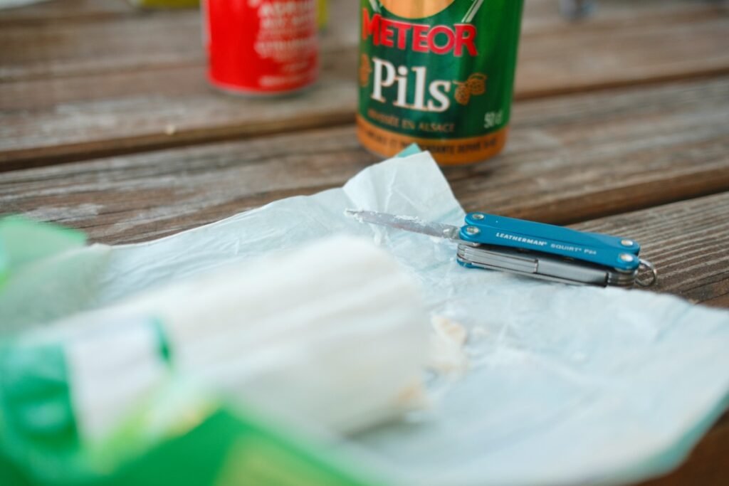 Que manger en bikepacking ? Conseils et matériel pour bien s’alimenter à vélo 7 Pause récupération en bikepacking avec bière et fromage après une journée de vélo