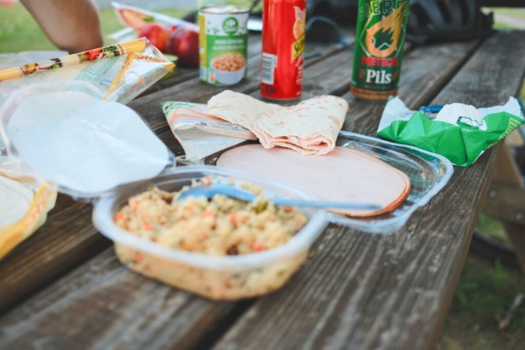 Que manger en bikepacking ? Conseils et matériel pour bien s’alimenter à vélo 9 Repas de bikepacking sans réchaud avec wraps, taboulé et charcuterie lors d’un bivouac
