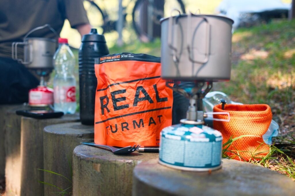 Que manger en bikepacking ? Conseils et matériel pour bien s’alimenter à vélo 6 Repas lyophilisé préparé au réchaud en bivouac pendant un voyage bikepacking