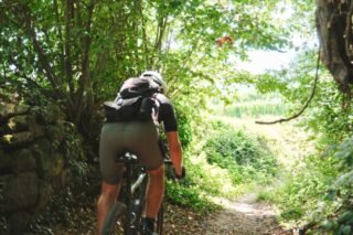 Cycliste en gravel portant le cuissard Lebram Glières Gravel lors d’une sortie bikepacking