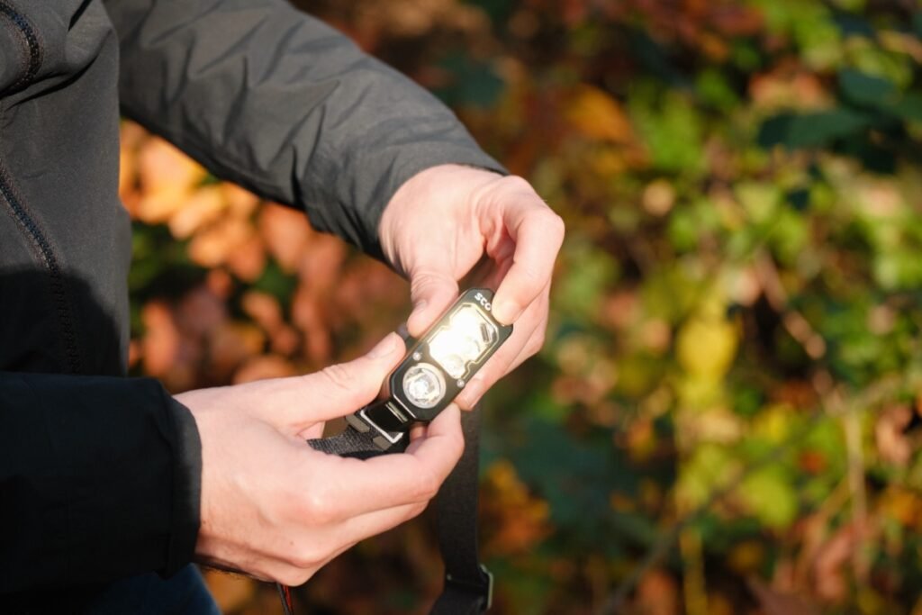 Bouton de contrôle de la lampe frontale Stoots Opalo 3 utilisé pour changer les modes d’éclairage.