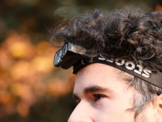 Test Stoots Opalo 3 : la frontale idéale pour le bikepacking ? 3 Lampe frontale Stoots Opalo 3 portée en extérieur lors d’un test bikepacking.
