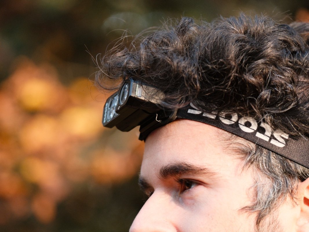 Lampe frontale Stoots Opalo 3 portée en extérieur lors d’un test bikepacking.