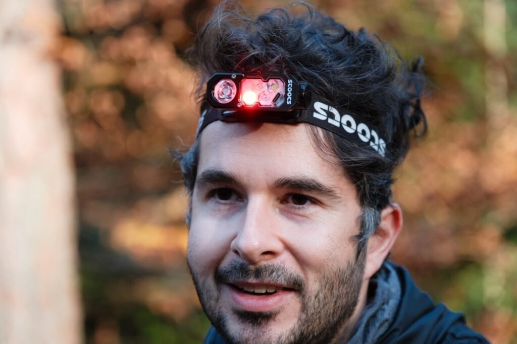 Lampe frontale Stoots Opalo 3 utilisée en mode rouge lors d’une sortie en extérieur.