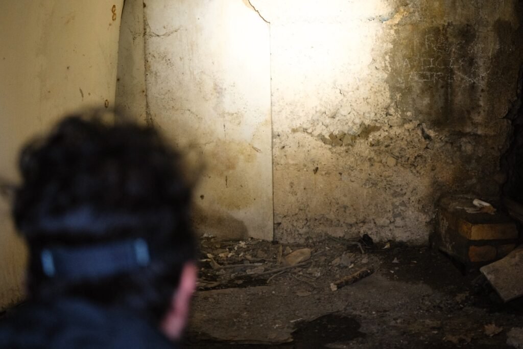 Lampe frontale Stoots Opalo 3 éclairant intensément un mur dans un environnement sombre pour montrer sa puissance.