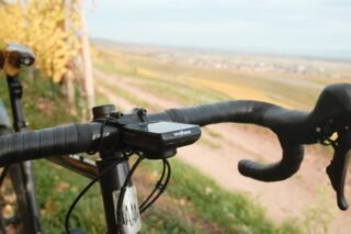 Test du compteur Wahoo ELEMNT Roam v3 installé sur un vélo de gravel, sur les chemins vallonnés au milieu des vignes.
