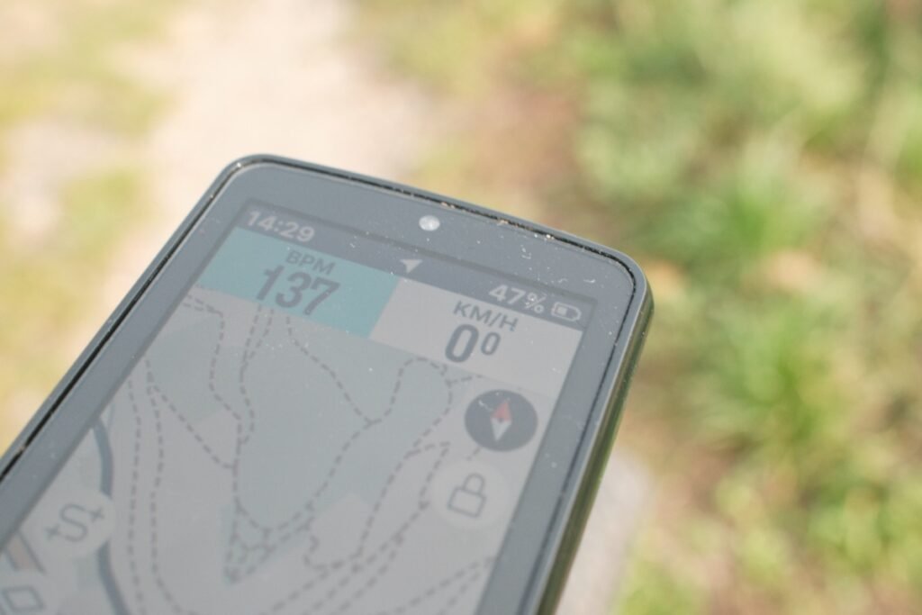 Écran du Wahoo ELEMNT Roam v3 affichant le niveau de batterie à 47 %, illustrant l’autonomie du compteur lors d’une sortie.