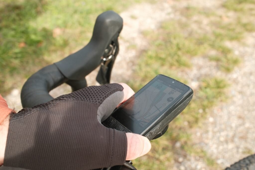 Utilisation du Wahoo ELEMNT Roam v3, montrant les deux boutons latéraux permettant de zoomer et dézoomer facilement la carte pendant la navigation.