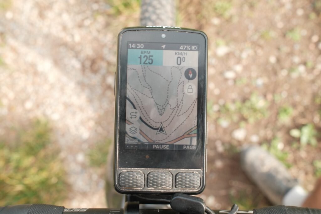 Écran du Wahoo ELEMNT Roam v3 affichant la carte topographique, illustrant la richesse de la cartographie mais sans distinction claire entre chemins et sentiers.