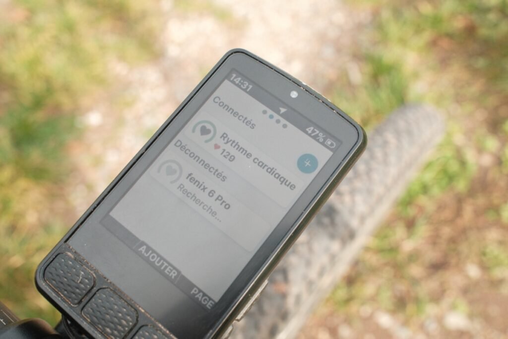 Écran du Wahoo ELEMNT Roam v3 affichant la connexion avec un capteur de fréquence cardiaque, illustrant la compatibilité du compteur avec tous les capteurs ANT+ et Bluetooth.