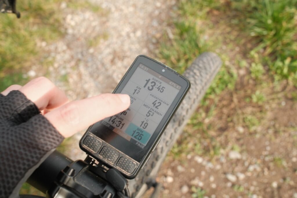 Utilisation du Wahoo ELEMNT Roam v3 avec le double tap, illustrant la réactivité de l’écran et la fonction de sonnerie intégrée.