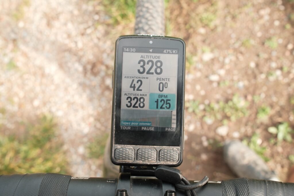 Écran du compteur Wahoo ELEMNT Roam v3 affichant les données d’altitude et de fréquence cardiaque, mettant en valeur la lisibilité et les couleurs de l’écran.