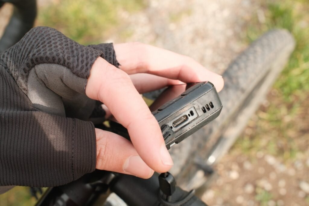 Port USB-C du Wahoo ELEMNT Roam v3, facilitant la recharge rapide et moderne du compteur vélo.
