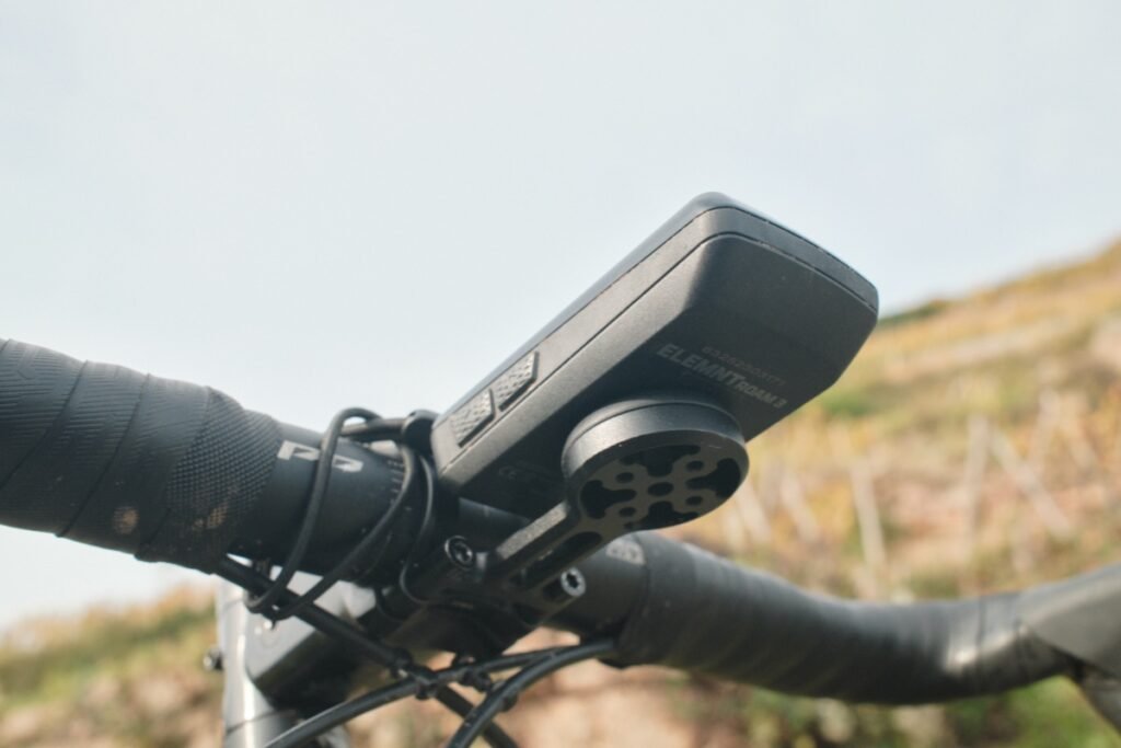 Vue de profil du Wahoo ELEMNT Roam v3 fixé sur le cintre d’un vélo, mettant en avant la qualité de fabrication et la robustesse du compteur.
