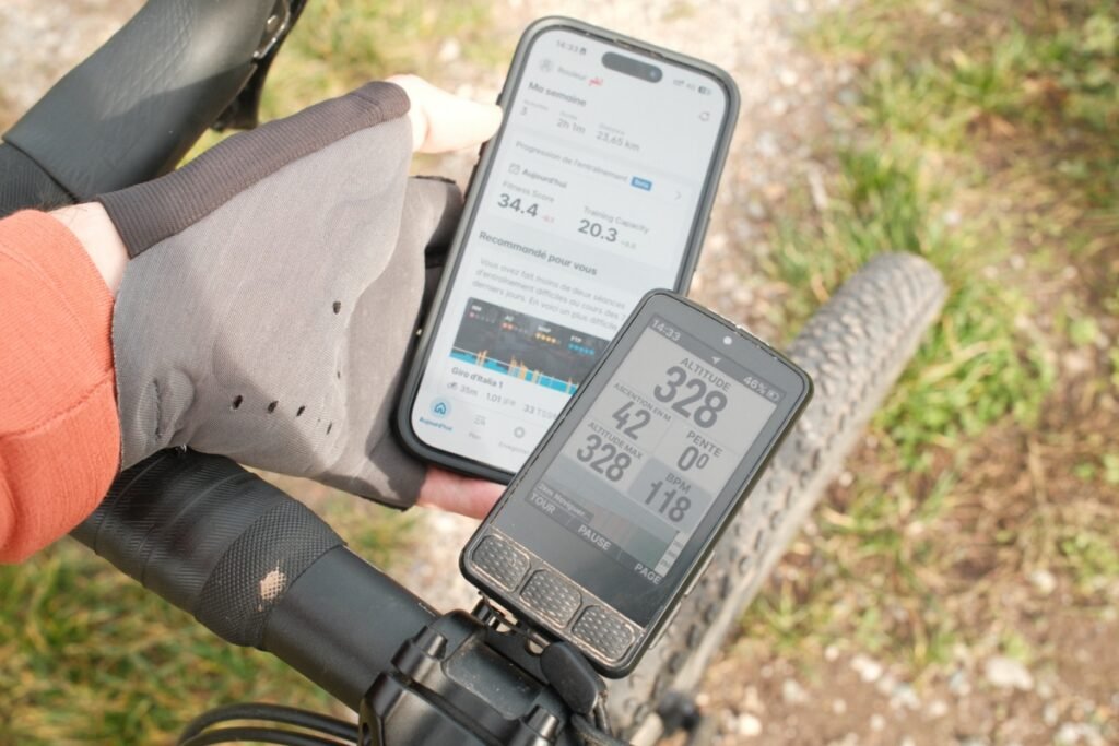 Connexion du Wahoo ELEMNT Roam v3 avec l’application mobile, montrant que tous les réglages du compteur se font facilement depuis le smartphone.