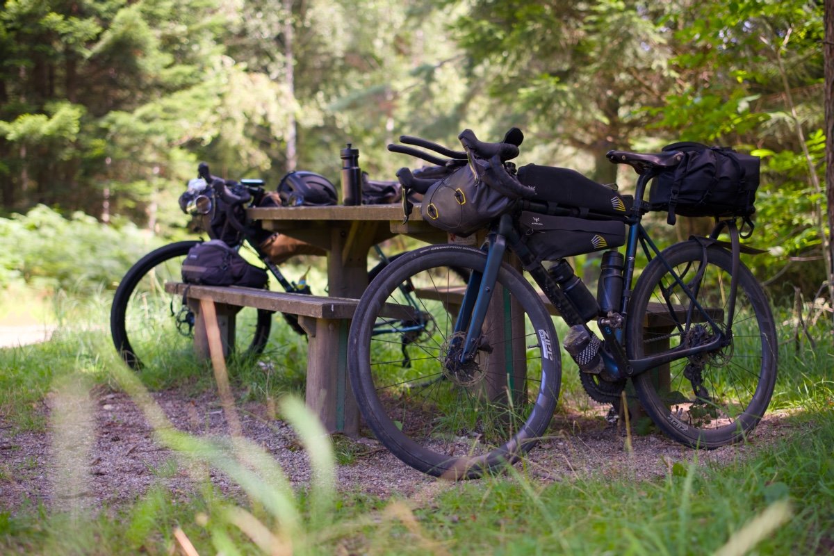 Bikepacking : c’est quoi exactement ? 1 Vélos équipés pour le bikepacking lors d’une pause en pleine nature