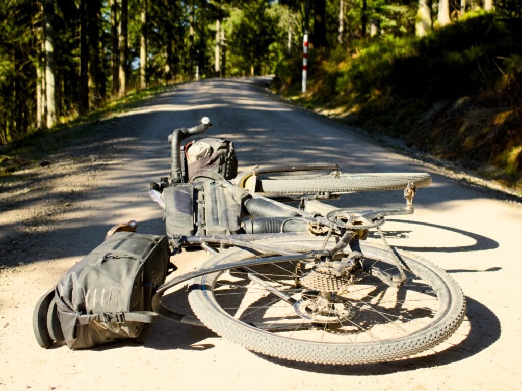 Bikepacking : c’est quoi exactement ? 10 Vélo chargé pour un premier voyage en bikepacking, posé sur une route forestière