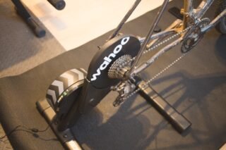 Home trainer Wahoo Kickr Core 2 en situation de test avec vélo de route installé
