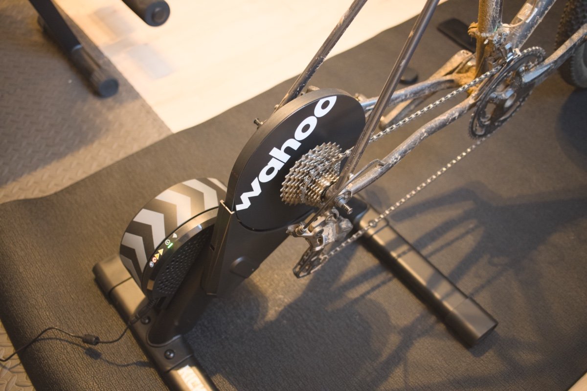 Test du Wahoo Kickr Core 2 : mon ressenti après plusieurs mois 1 Home trainer Wahoo Kickr Core 2 en situation de test avec vélo de route installé