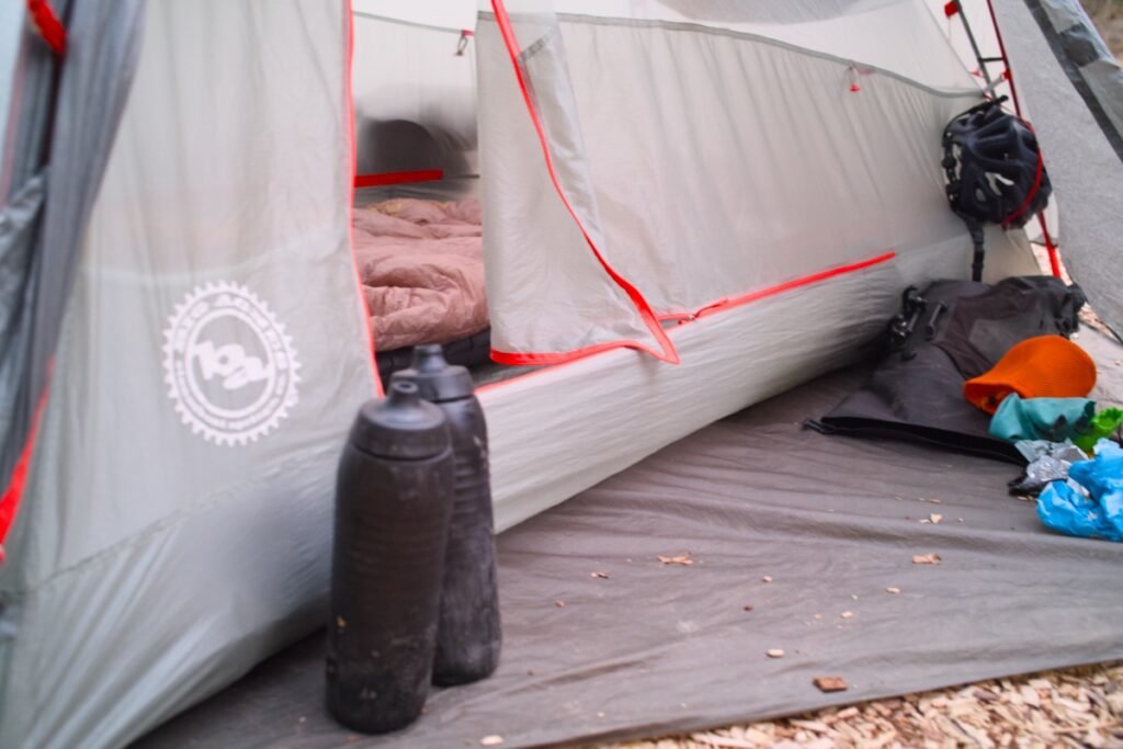 Organisation du camp en bivouac bikepacking avec tente et matériel rangé au même endroit