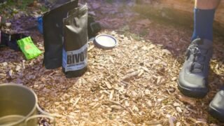 Préparation d’un repas en bivouac lors d’un voyage en bikepacking