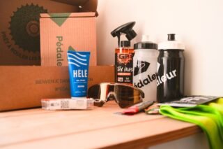 Box Pédaleur : mon avis honnête, ça vaut vraiment le coup ? 1 Carton Pédaleur et produits de la box : gel froid HELE, nettoyant GS27, bidons Pédaleur, lunettes Juyar et chiffon