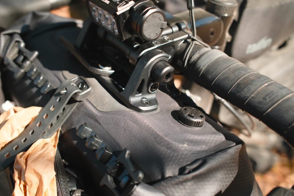 Les meilleures sacoches de guidon bikepacking : sélection et conseils 22 Système de fixation rigide de la sacoche de guidon Tailfin Bar Bag monté sur le cintre