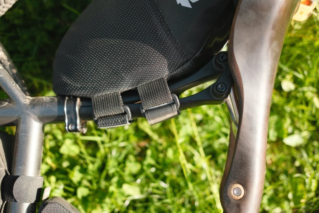 Boucle de fixation par scratch au niveau du tube de selle de la sacoche de selle Miss Grape