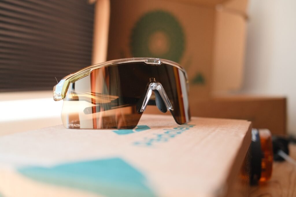Box Pédaleur : mon avis honnête, ça vaut vraiment le coup ? 7 Lunettes de soleil Juyar Vortex à verre miroir posées sur le carton de la box Pédaleur