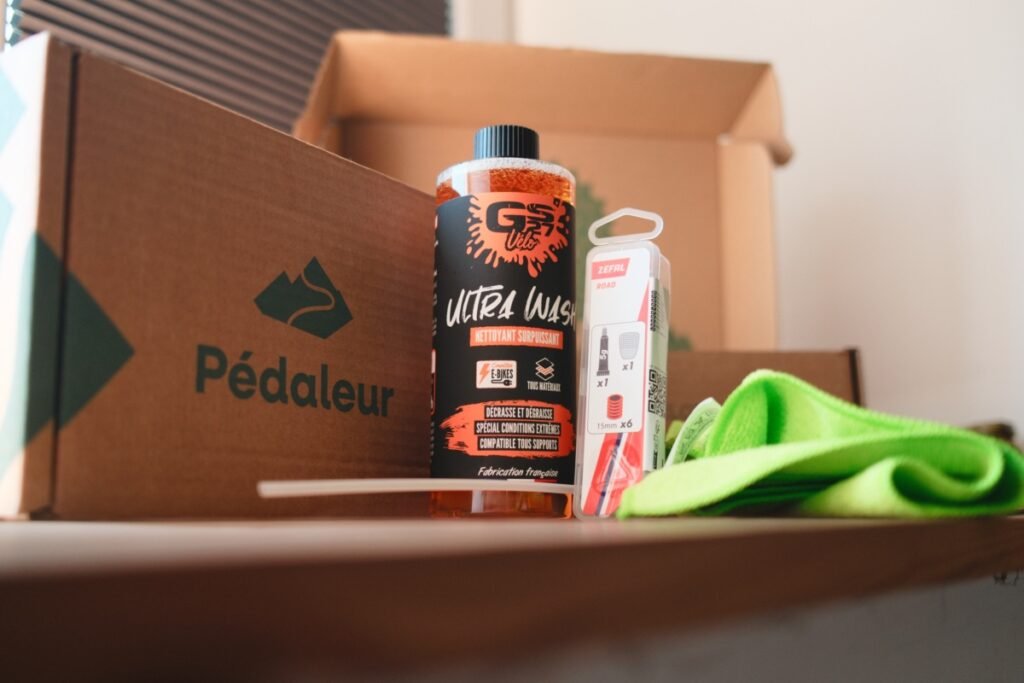 Box Pédaleur : mon avis honnête, ça vaut vraiment le coup ? 8 Produits d'entretien de la box Pédaleur : nettoyant GS27 Ultra Wash, kit de réparation Zéfal et chiffon microfibre