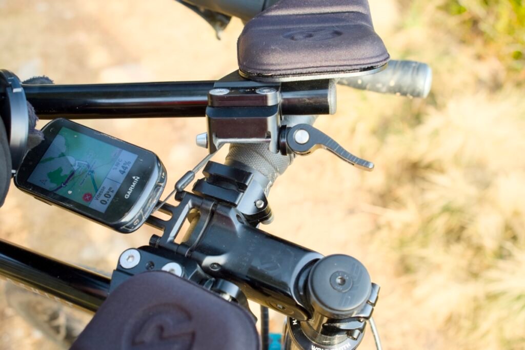 Prolongateur vélo : le guide complet pour bien choisir 10 Vue de dessus du cockpit avec levier de serrage rapide et compteur Garmin pour régler ses prolongateurs vélo