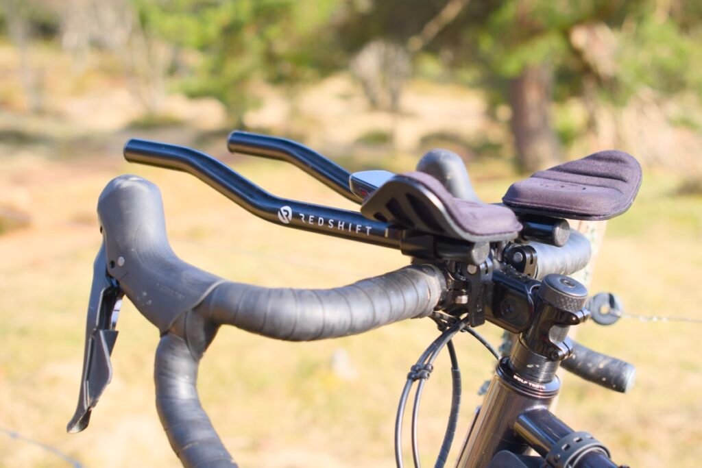 Prolongateur vélo : le guide complet pour bien choisir 8 Gros plan sur la forme ergonomique de prolongateurs Redshift avec repose-bras sur un cintre gravel