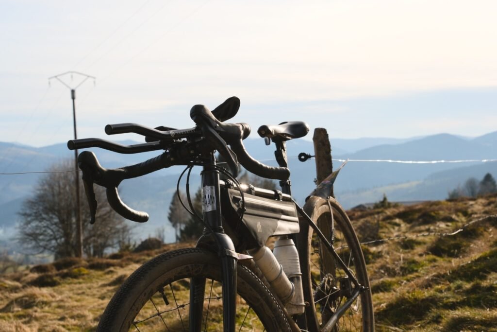 Prolongateur vélo : le guide complet pour bien choisir 5 Vélo gravel équipé de prolongateurs face à un panorama de montagnes dans les Vosges
