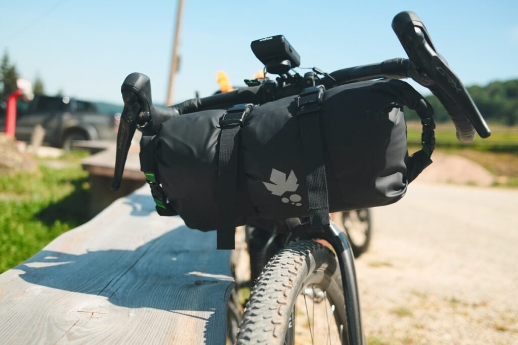 Les meilleures sacoches de guidon bikepacking : sélection et conseils 24 Sacoche de guidon étanche montée à l'avant d'un gravel pour transporter le matériel de bivouac
