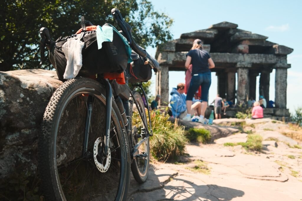 Les meilleures sacoches de guidon bikepacking : sélection et conseils 23 Sacoche de guidon bikepacking chargée de matériel sur un gravel, lors d'une pause en altitude