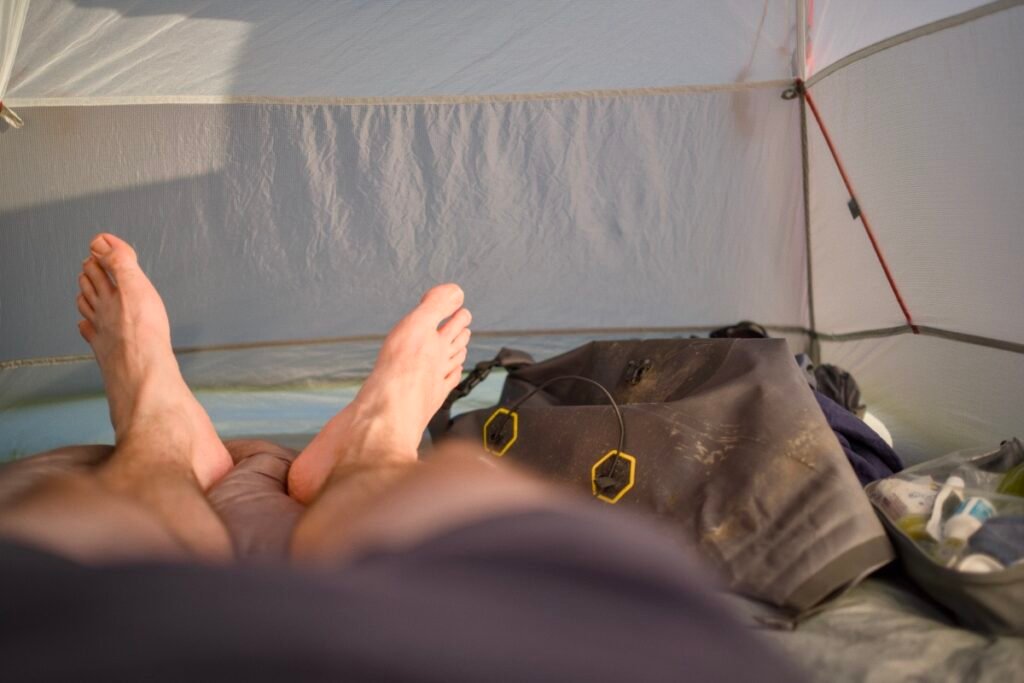 Les meilleures sacoches de guidon bikepacking : sélection et conseils 20 Sacoche de guidon dry bag rentrée dans la tente au bivouac, illustrant son volume de chargement