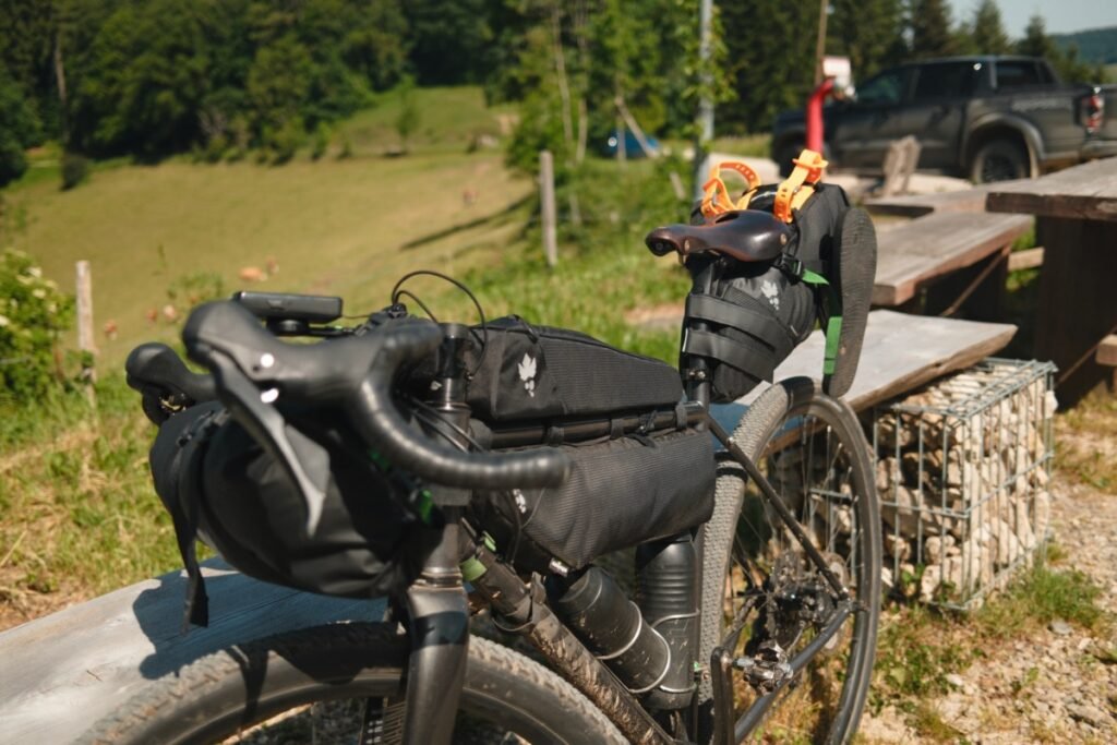 Ensemble de sacoche miss grape voyage bikepacking foret noire allemagne