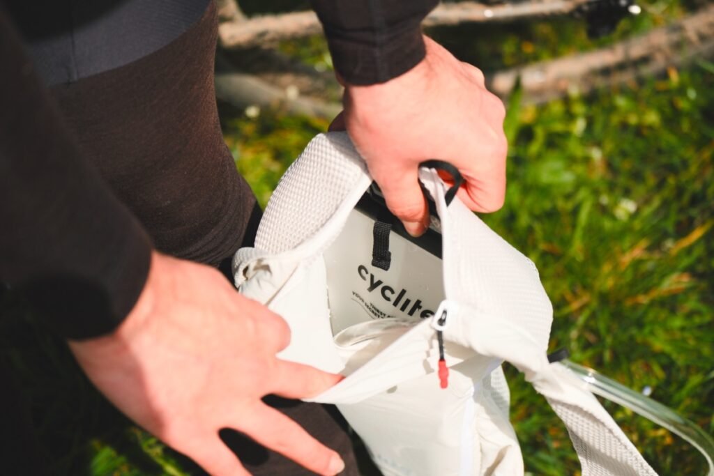 Compartiment principal zippé du Cyclite Hydration Vest /01 avec la poche à eau installée