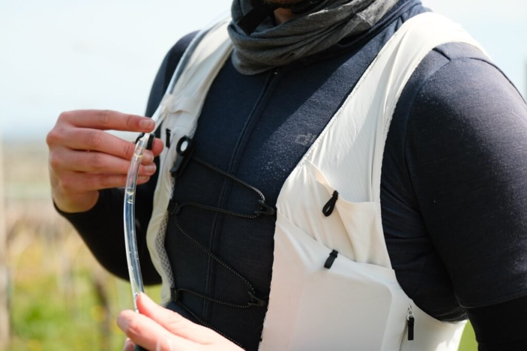Gilet d'hydratation Cyclite Hydration Vest /01 porté, coupe près du corps et système de laçage réglable