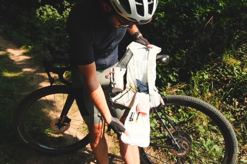Marvin en fôret en train de présenter le nouveau sac d'hydratation Cyclite