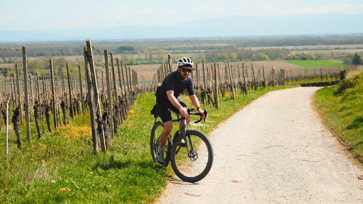 Marvin Alther, fondateur de Route du Vélo, à vélo lors d'une sortie bikepacking
