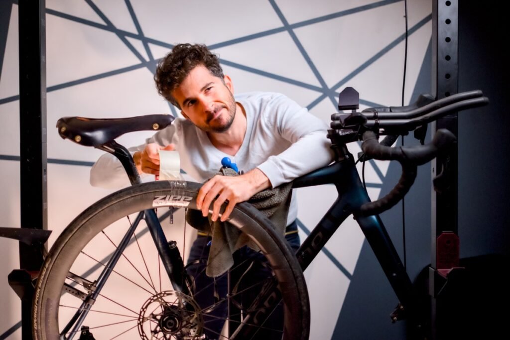 Marvin Alther, fondateur de Route du Vélo, avec son vélo de bikepacking
