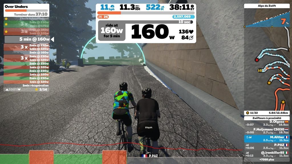 Écran Zwift pendant une séance du plan Gravel Grinder, avec la consigne de rouler à 160 W pendant 5 minutes et la liste des blocs à gauche