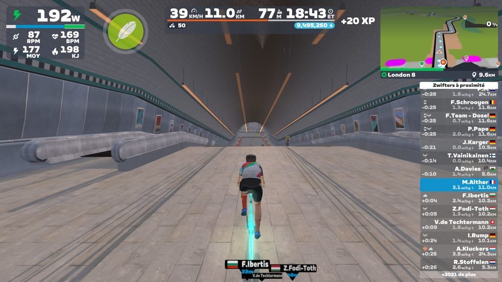 Avatar Zwift sur le Tron bike, le Concept Z1 aux roues lumineuses bleues, dans un tunnel de Londres